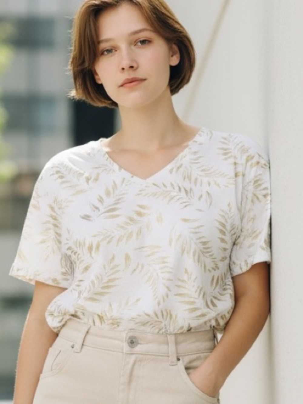 Emily Daniel’s V-Neck Short S/S Print Tee in White and gold L